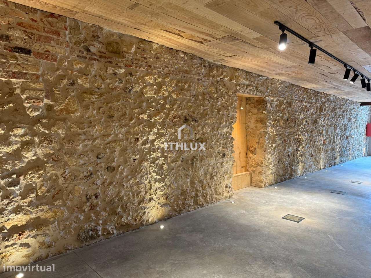 Comércio - Serviços para Investimento, em edifício histórico na frente - Grande imagem: 5/30