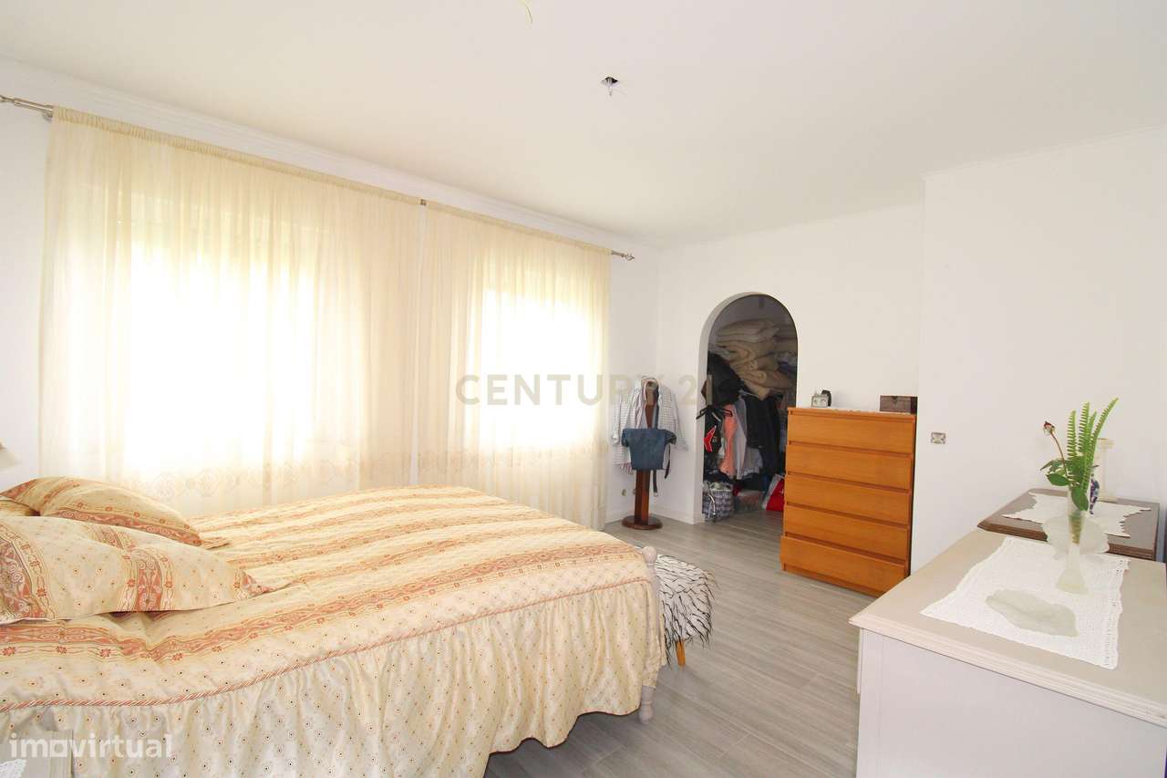 Quinta com Moradia Bi-familiar, construída num lote de 7.500 m2, em Pa-16
