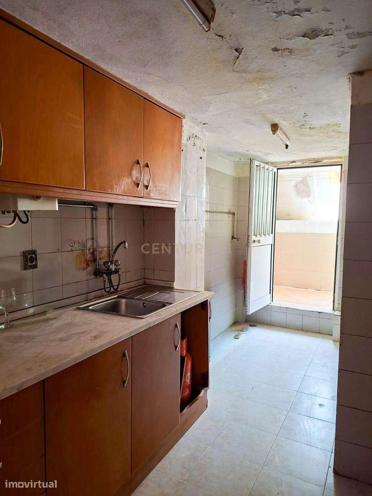 Apartamento T2 Para Recuperar Em Odivelas Lisboa