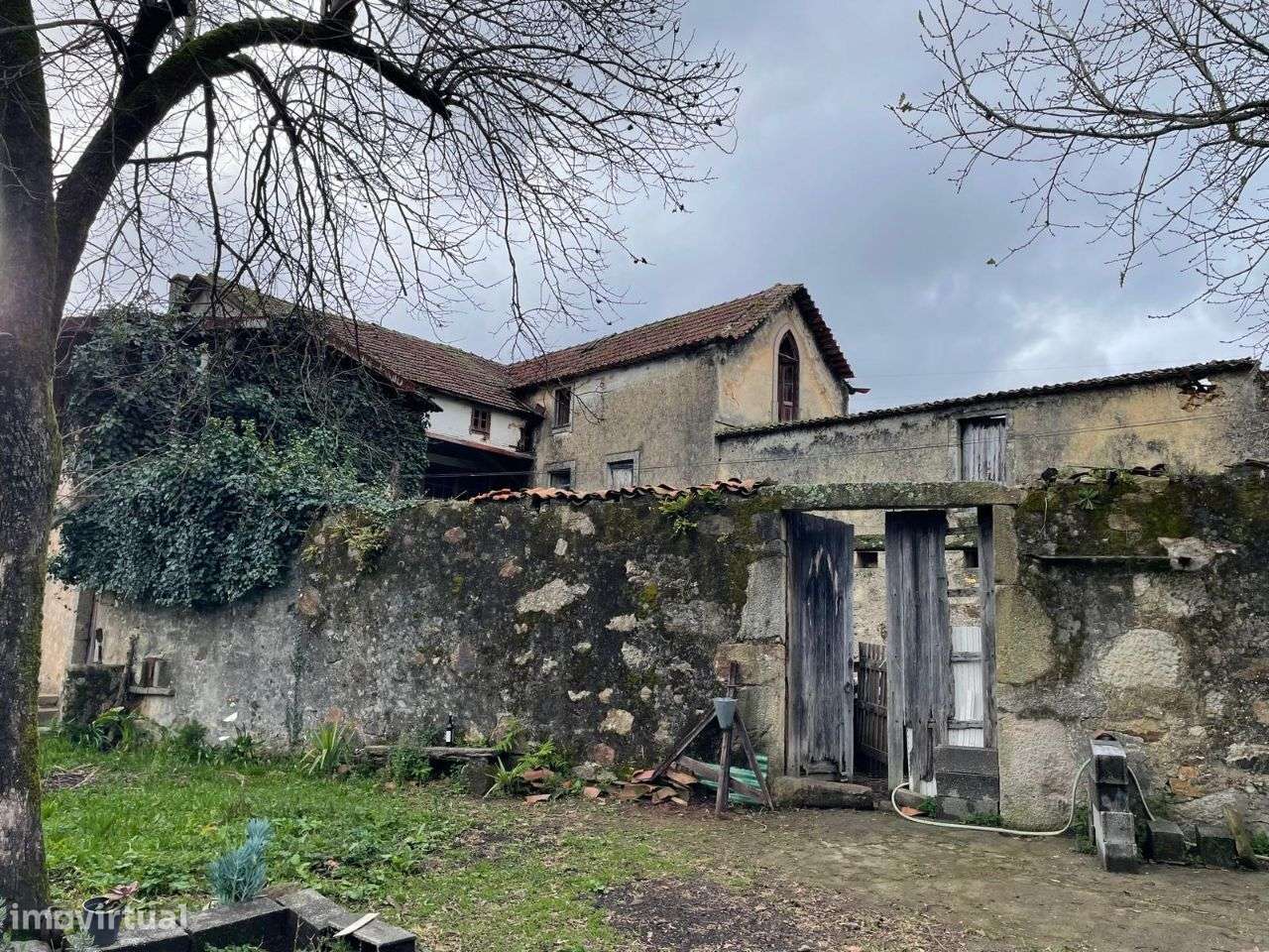 Moradia com terreno para restauro em Milheirós de Poiares - Grande imagem: 2/7