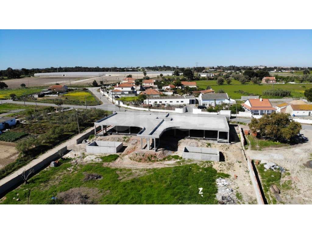 Quinta com moradia moderna térrea c/ piscina e jardim-27