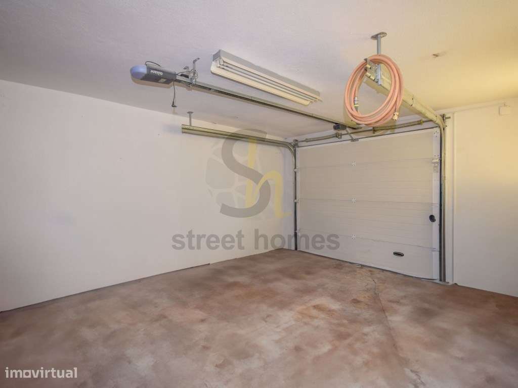 Moradia espaçosa com 2 pisos mais sótão , garagem e espaço exterior...-43