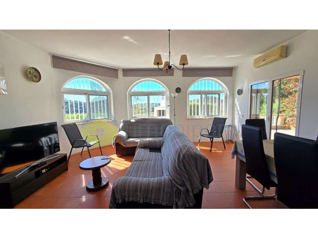 Moradia V4 com piscina e uma vista deslumbrante-5