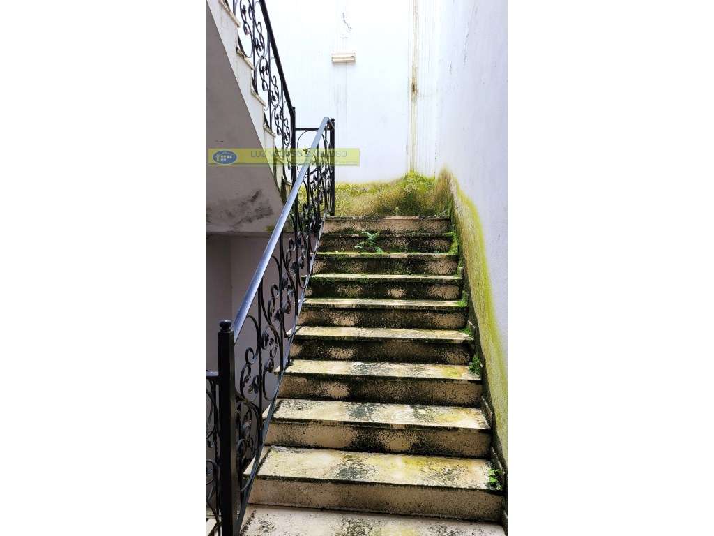 Prédio Urbano de R/C, 1º, 2º andares para Comércio em Cartaxo-36