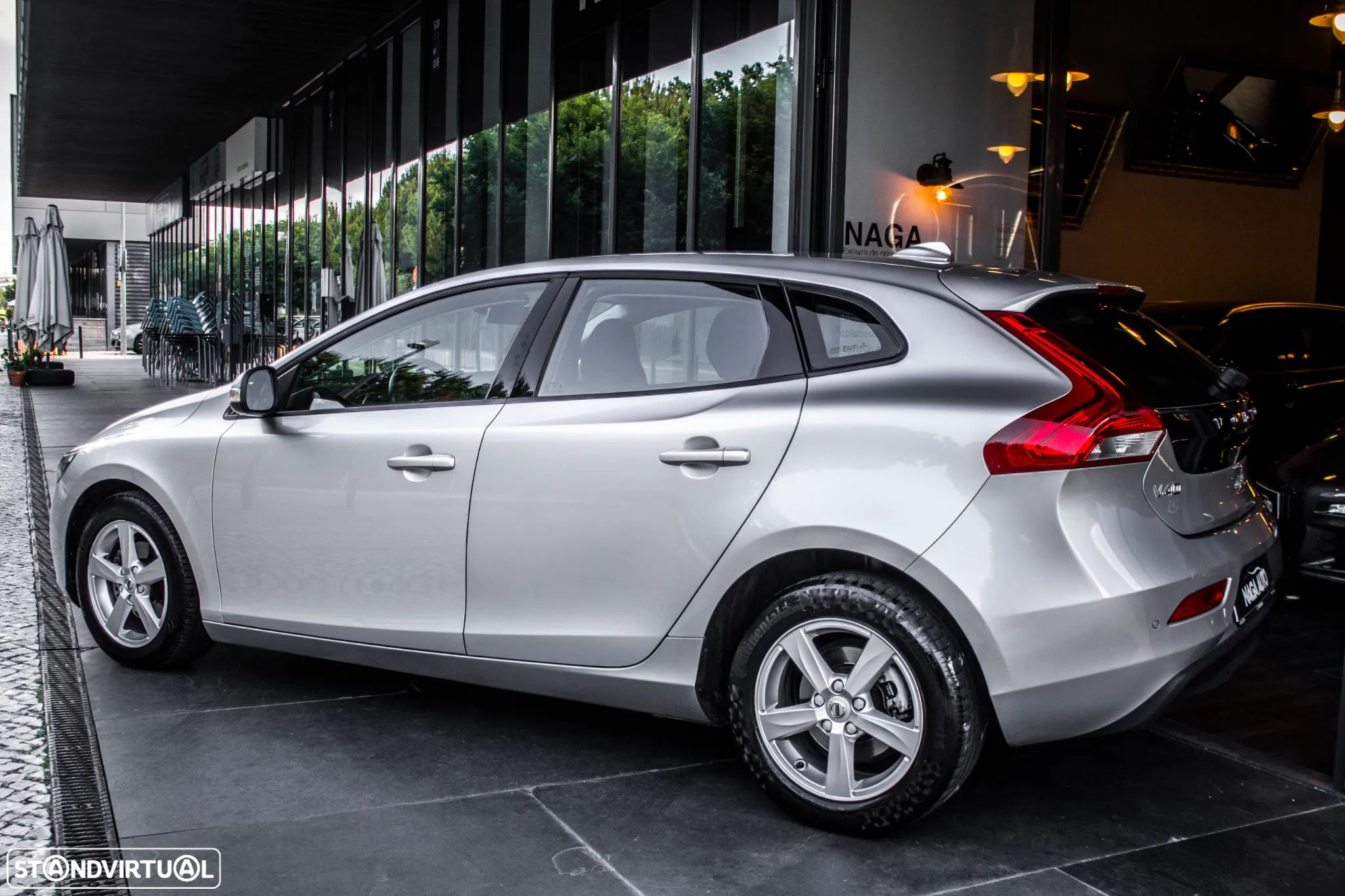 Volvo V40 2.0 D2 Momentum - 3