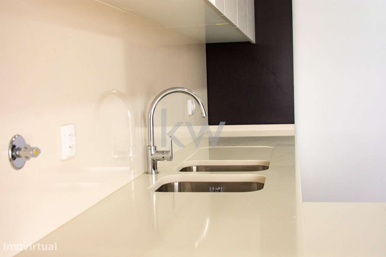 Luxo Raro nas Colinas do Cruzeiro – T3+1 com Mega Box e Terraço Privad-9