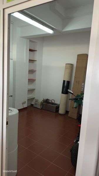 Armazém / Escritórios — 368 m² — Zona Nobre de Setúbal - Grande imagem: 4/12