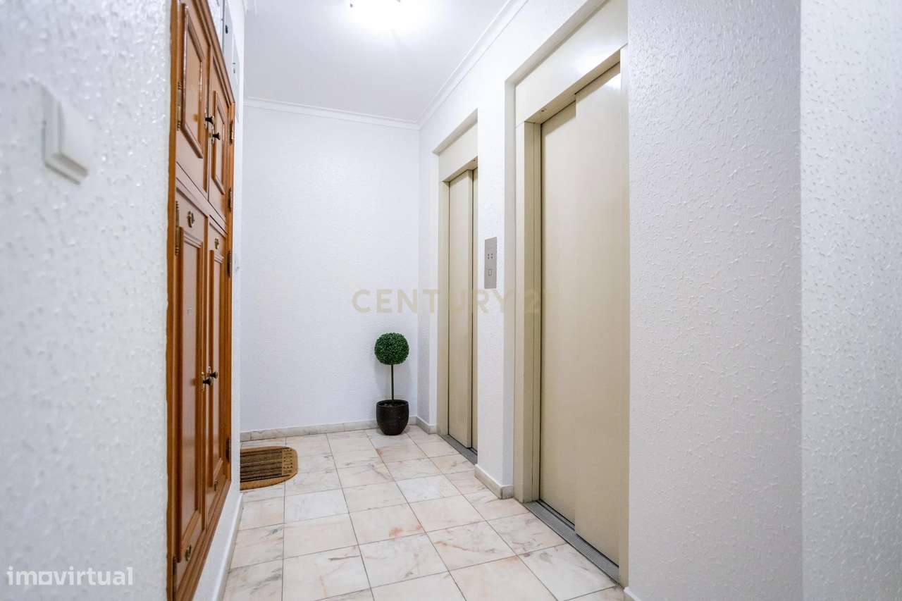 T2 com 2 casas de banho e ampla varanda-26