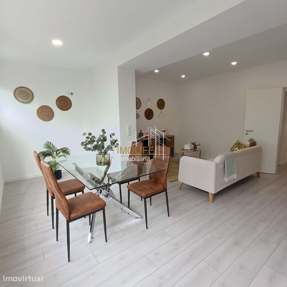 Simpático apartamento T3 com Varanda em Benfica.-5