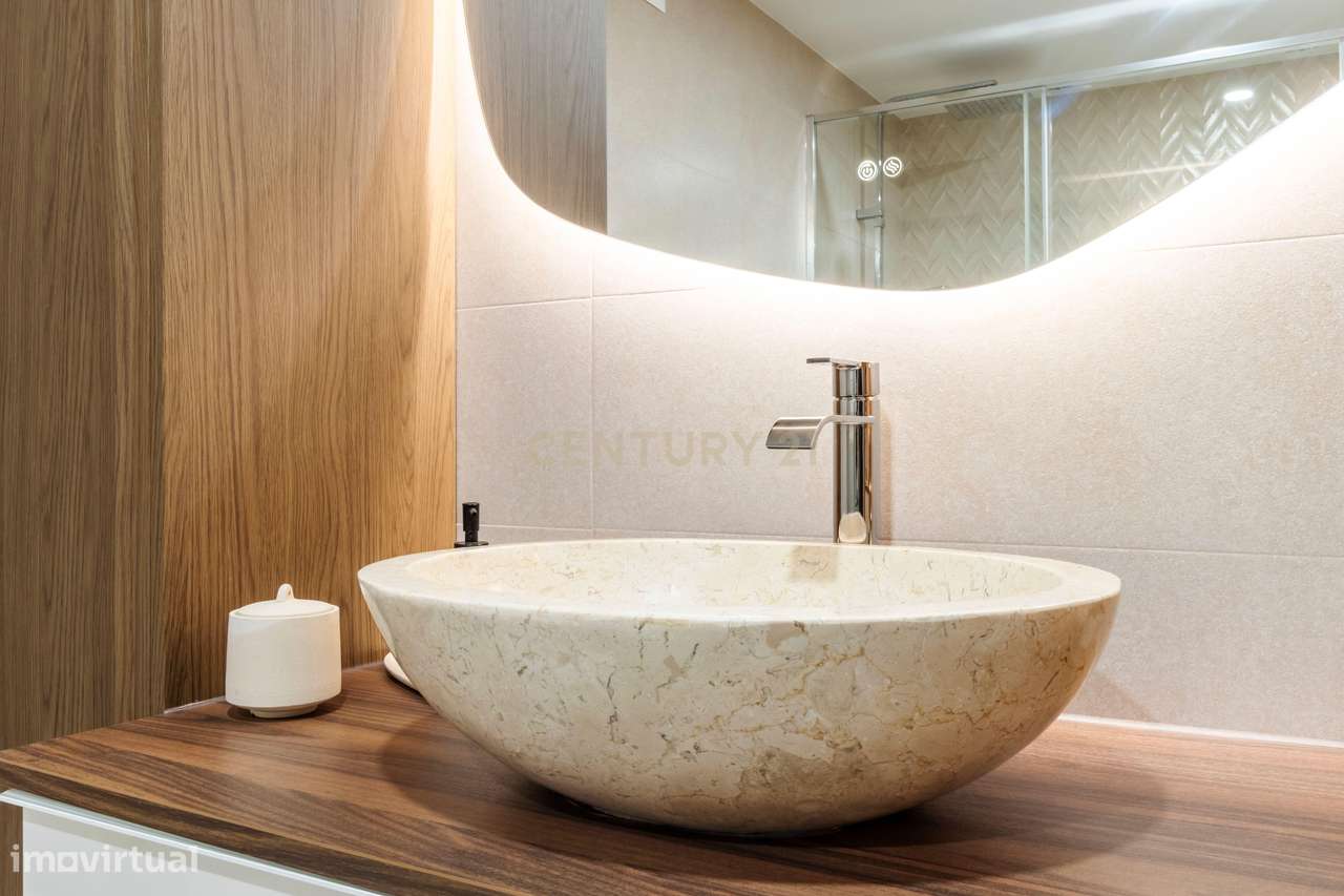 T2 Renovado | 2 WC Novas | 106 m² | Parqueamento + Arrecadação | Eleva-32