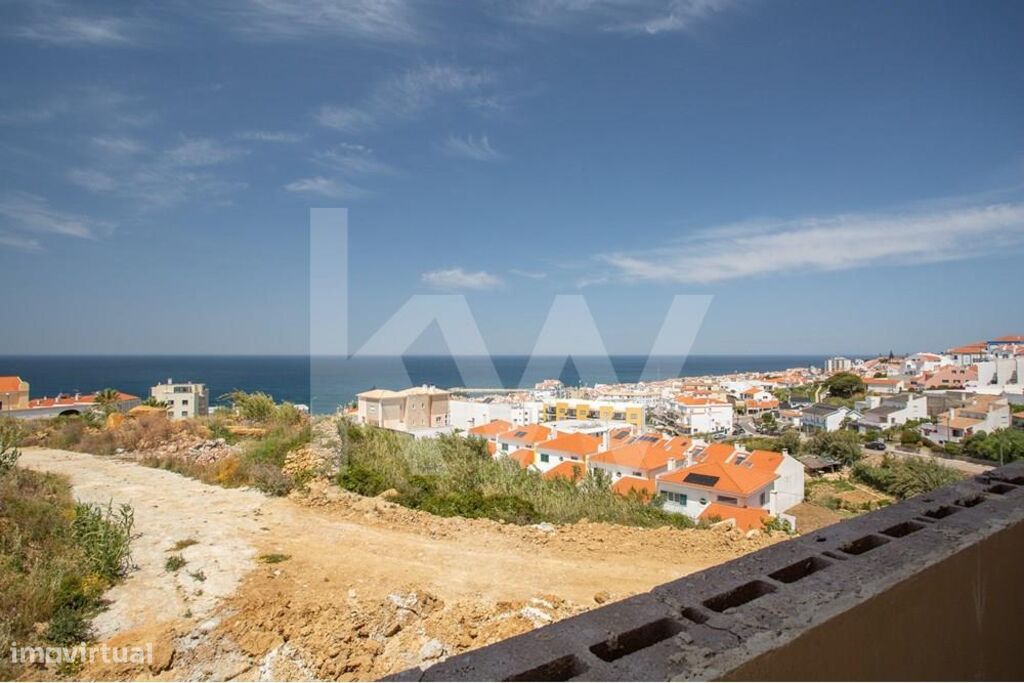 Moradia Unifamiliar T4, geminada, piscina e jardim na Ericeira