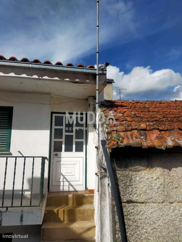 Duas moradias e uma garagem para venda em Gouveia-7