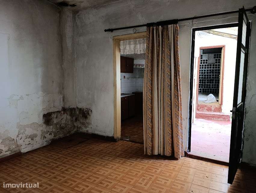 Moradia T3 geminada, com quintal, em Santa Clara, Coimbra-13