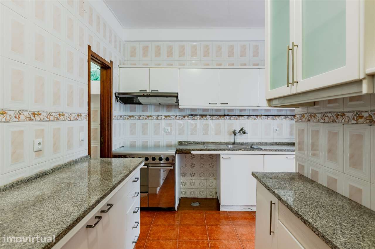 Apartamento T4 com Garagem Box entre o Marquês e Praça Sá Carneiro-12