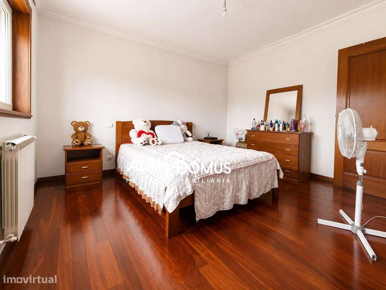 Moradia T4 com Suite, Sotão, Garagem e Espaço Exterior em Valença-23