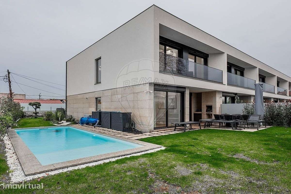 Moradia de Luxo T3+1 com Piscina Aquecida -300m da Praia em Matosinhos-34