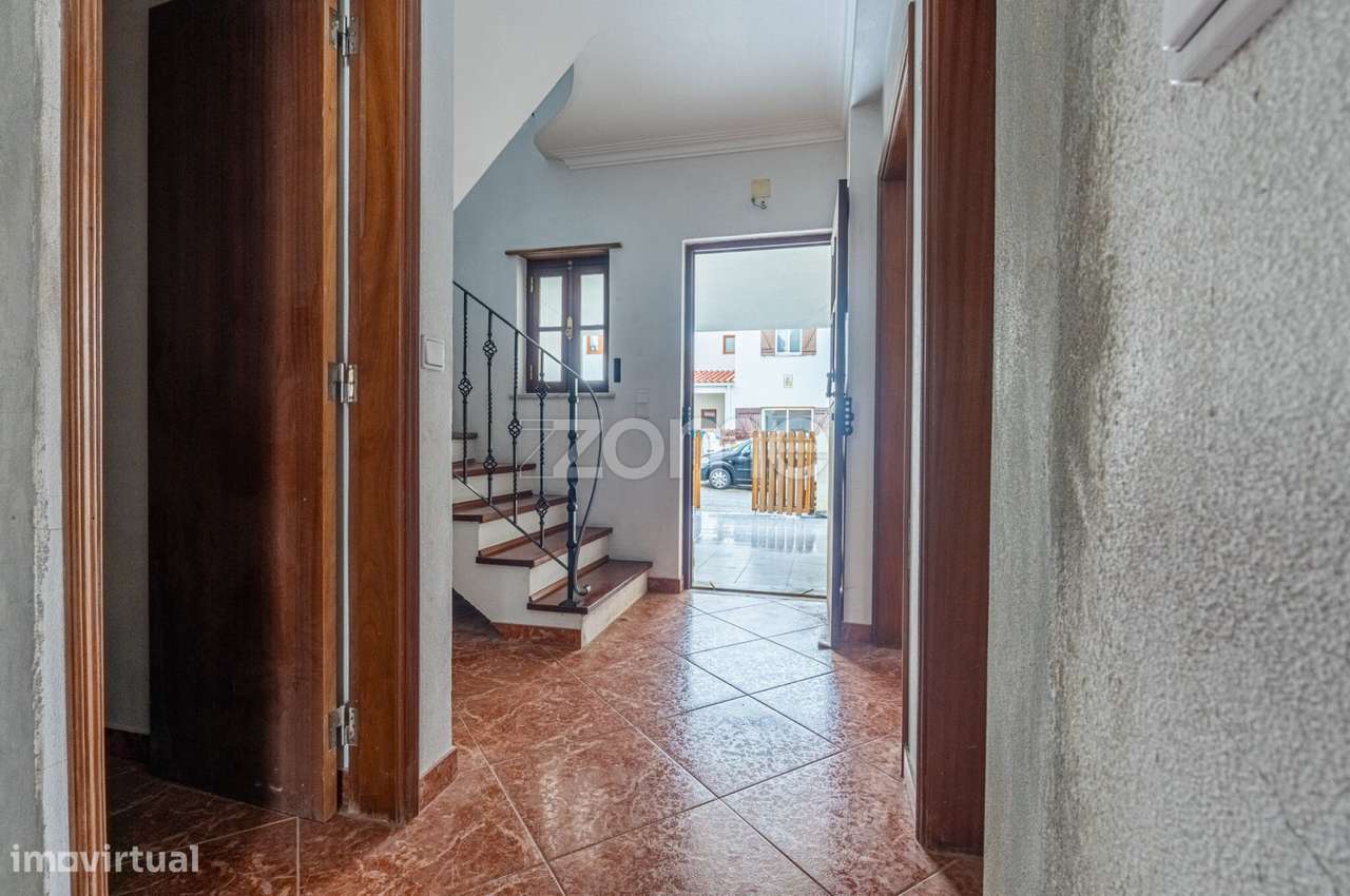 Moradia T3+1 em Manique de Cima a necessitar de acabamentos-4