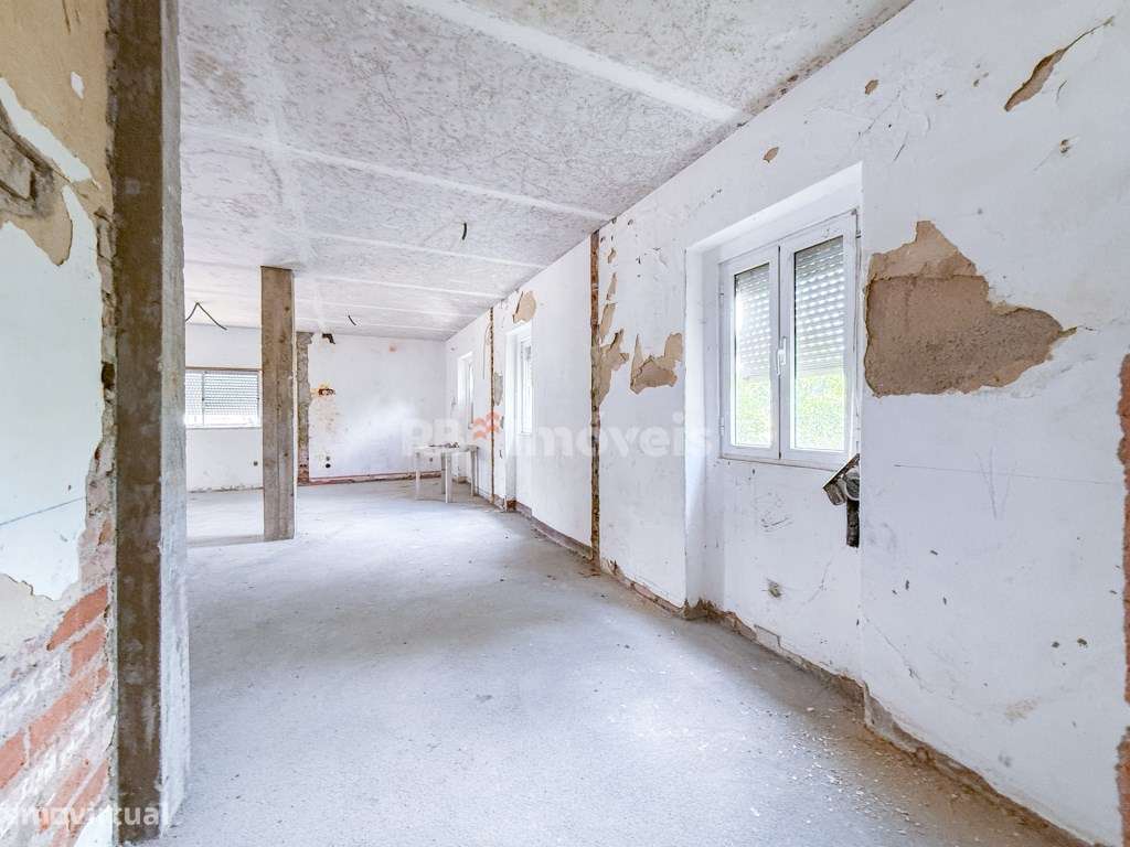 Moradia T3 Térrea por recuperar com quintal e garagem, situada pert... - Grande imagem: 5/23