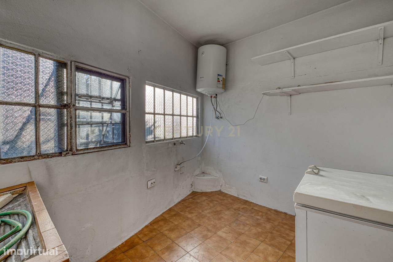 Moradia T3 com 4 frentes e garagem junto a igreja da Santa Rita-9