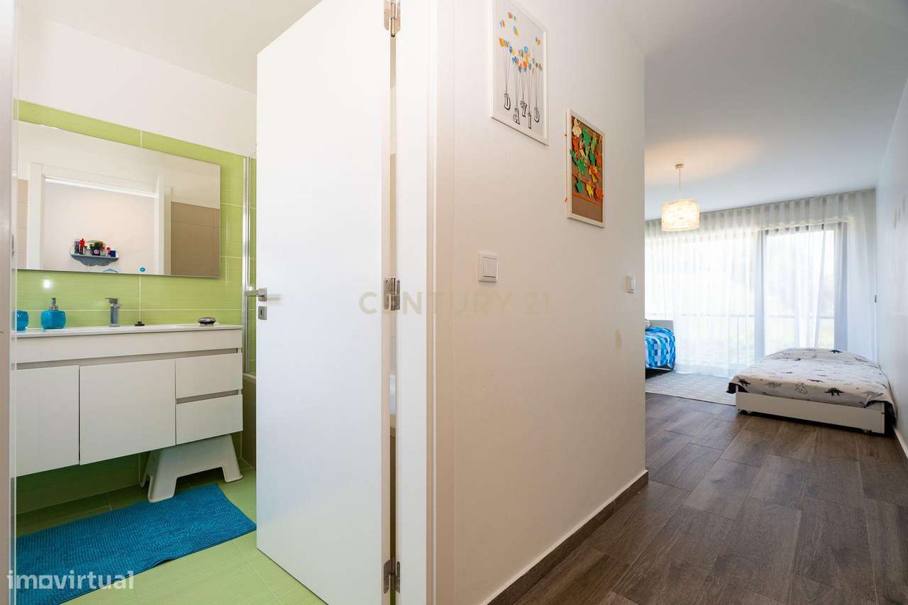 ** Moderna Moradia T4 c/ piscina e rooftop no condomínio privado "Vill-46