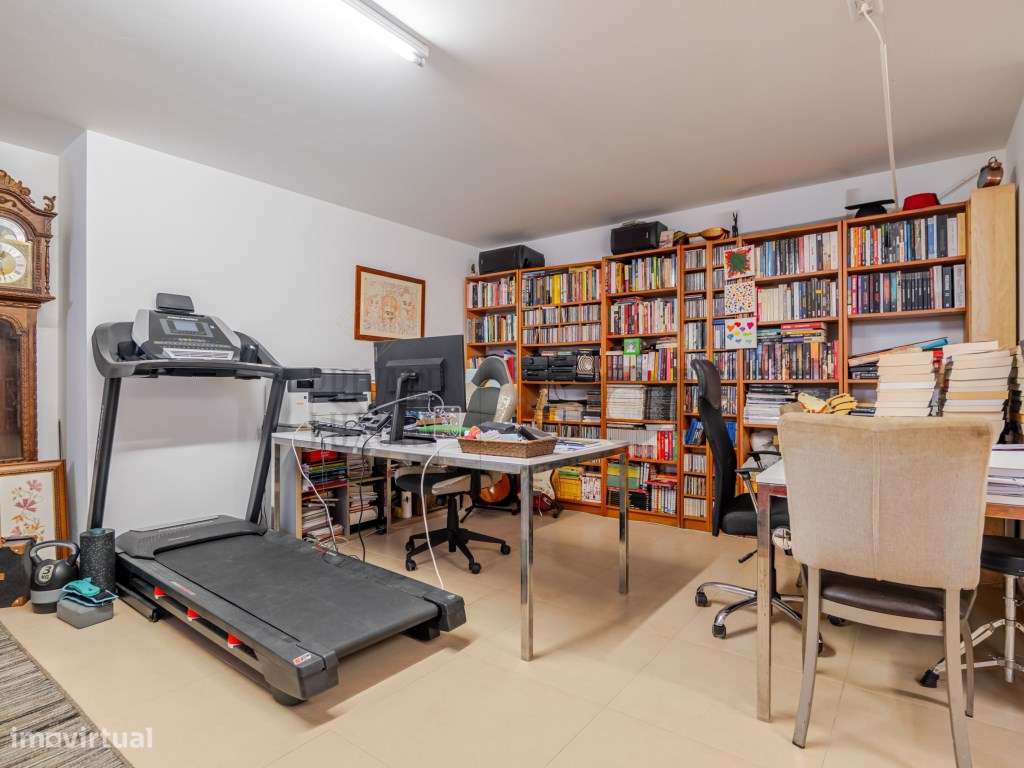 Moradia T4 na Aroeira, contemporânea com piscina e cave-57