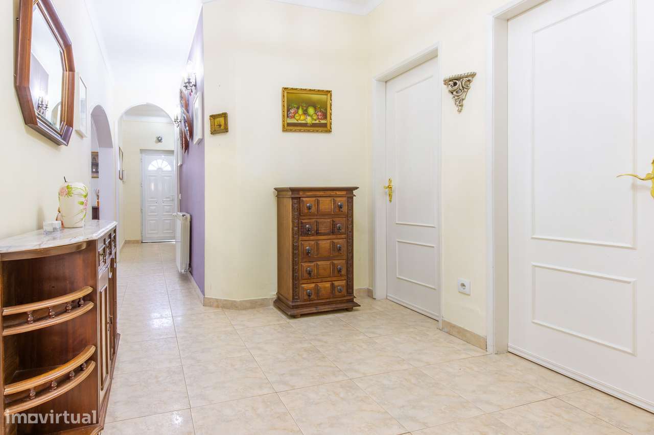 Moradia Bifamiliar com 2 Apartamentos T1 para Habitação e Rendimento-15