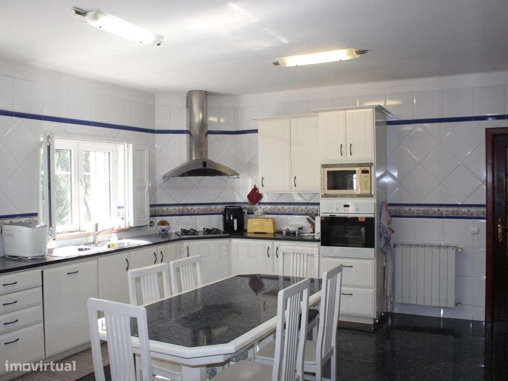 Luxuosa moradia T5 + 1 em Rio Maior-14