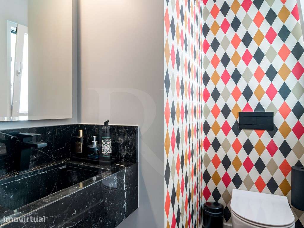 Moradia de luxo T4 no Murtal com piscina aquecida e rooftop panorâmico-7