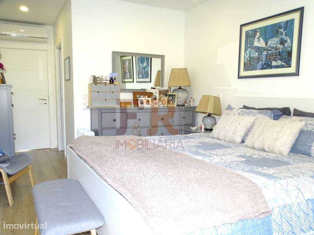 Semi-Nova Geminada Duplex T3 com Piscina Fernão Ferro-35