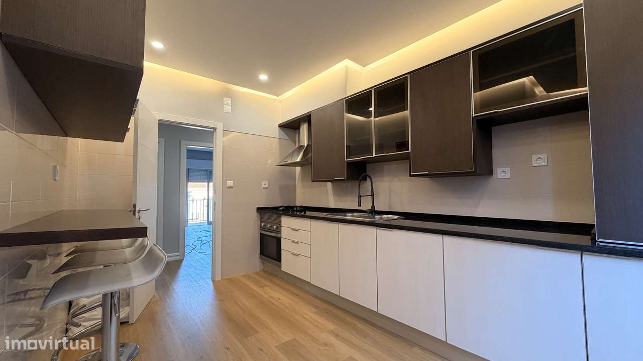 T3 - Totalmente Renovado com Varanda - Grande imagem: 2/21