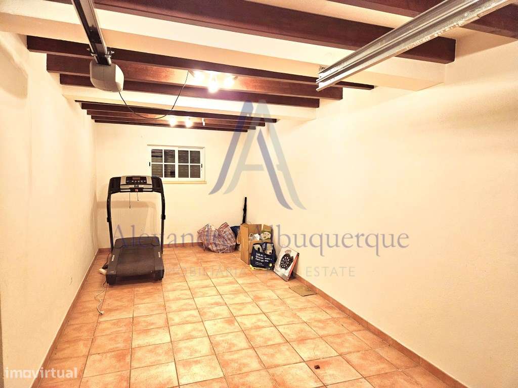 Moradia Isolada T4 de Prestígio com Piscina e Jardim-27