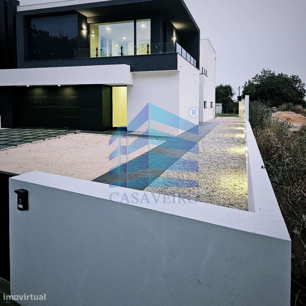 Moradia T4 Geminada em Santa Joana-8