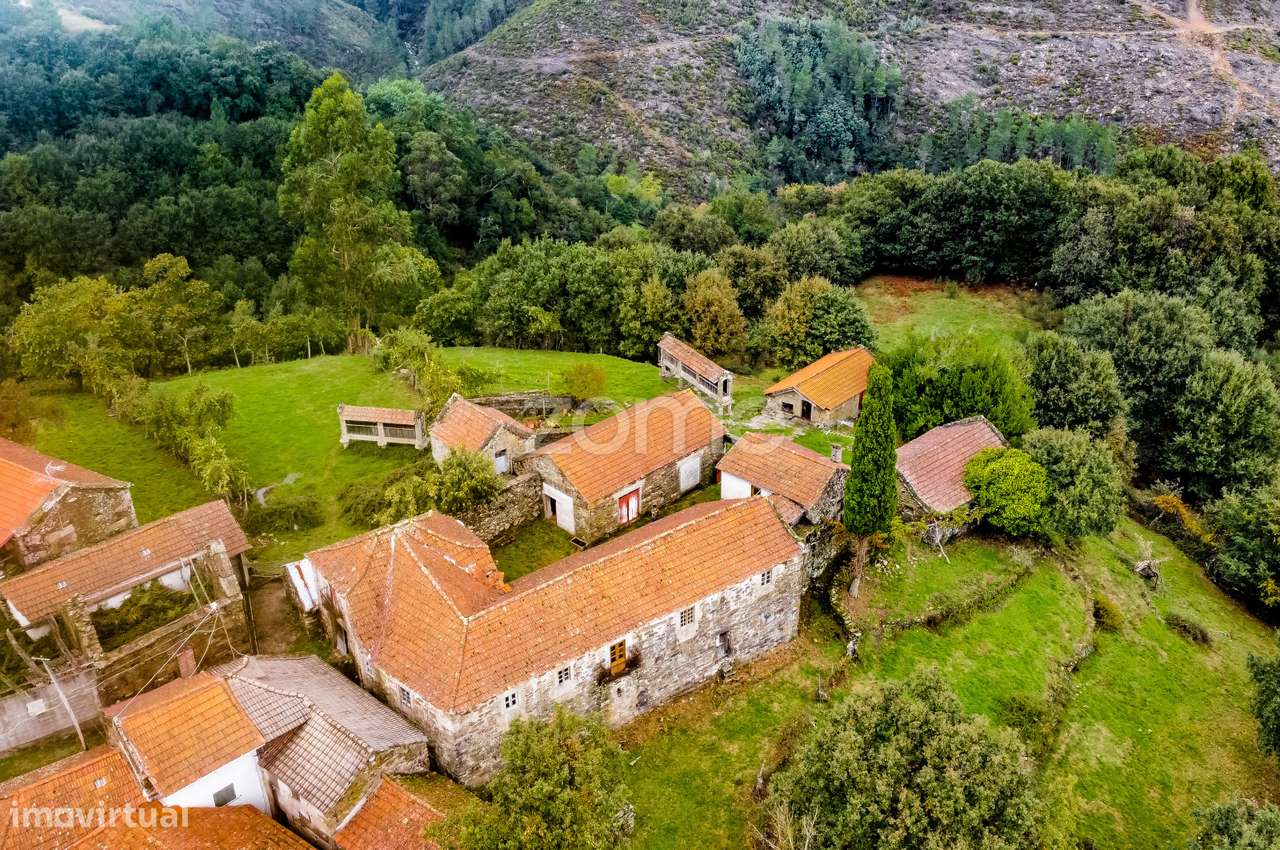 Quinta com dependências e terreno no aldeamento da Seara - Montalegre - Grande imagem: 3/41
