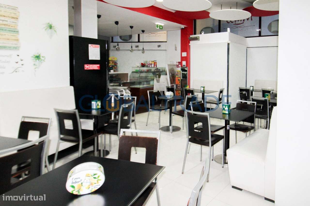 Trespasse de Confeitaria com espaço comercial equipado-5