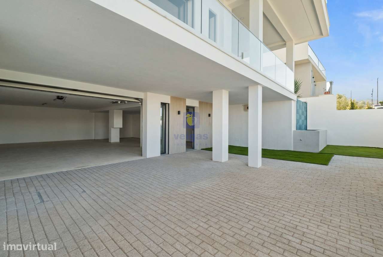 Moradia T5 Contemporânea com Piscina Aquecida – Santa Iria da Azóia-32