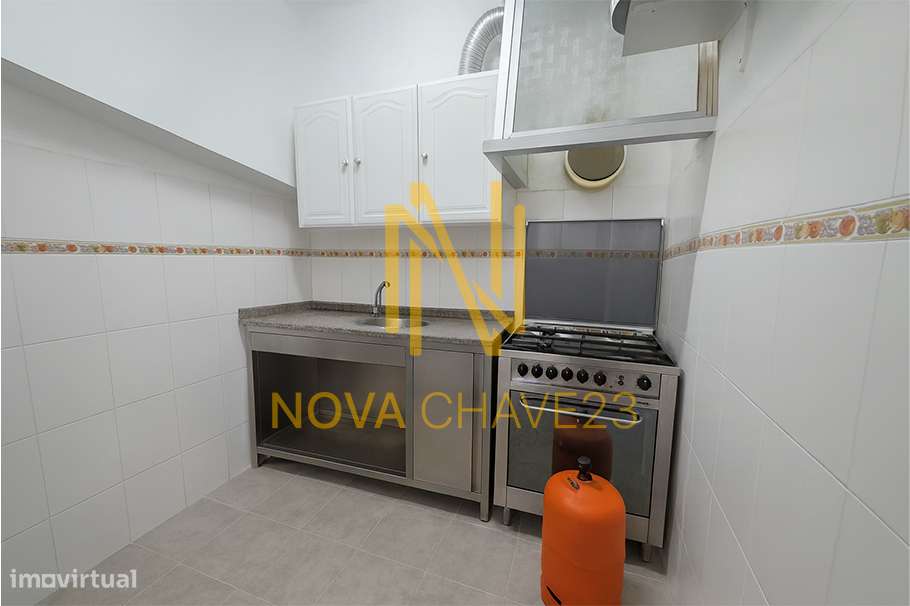 Armazém com 136m2 na Av. de Santa Maria-5
