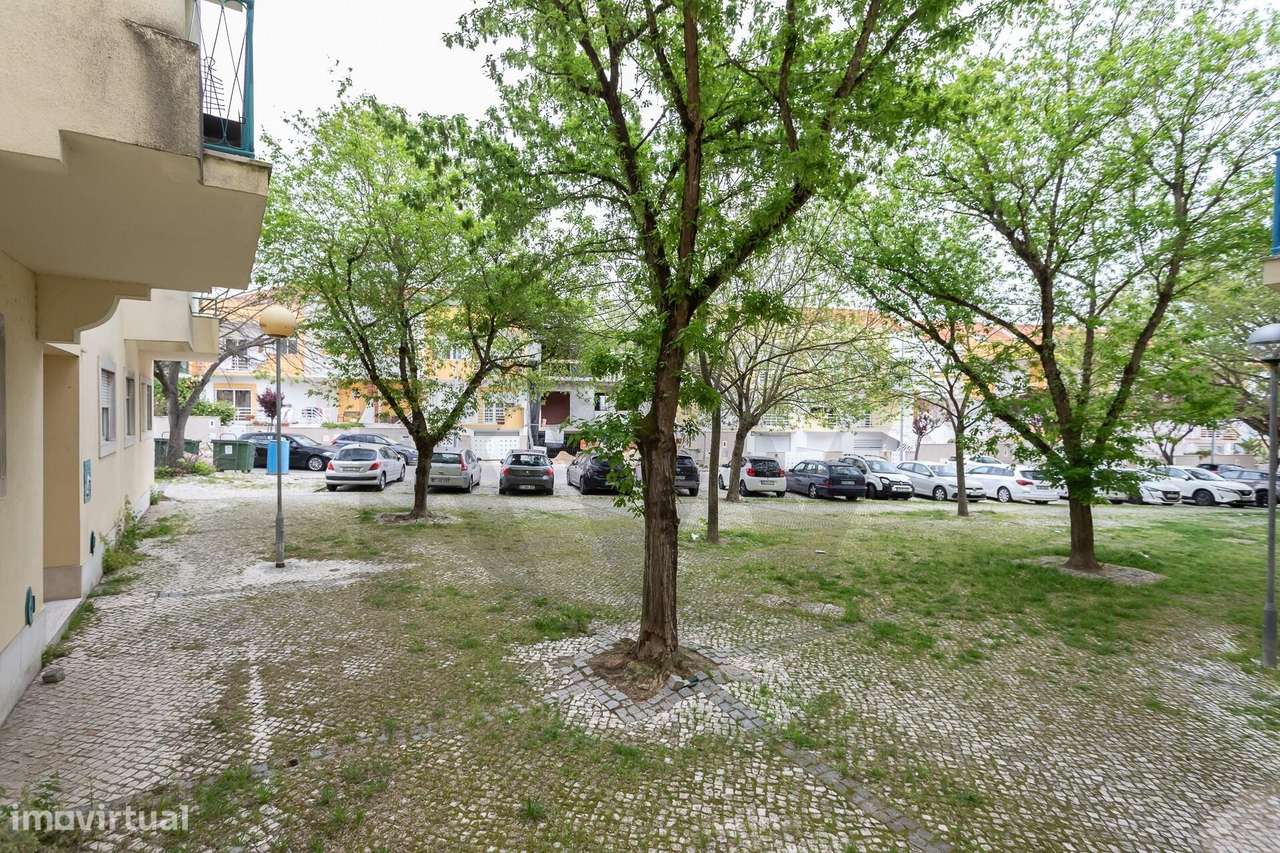 Apartamento T2 Espaçoso com Garagem e Arrecadação – Quinta das Amoreir-27
