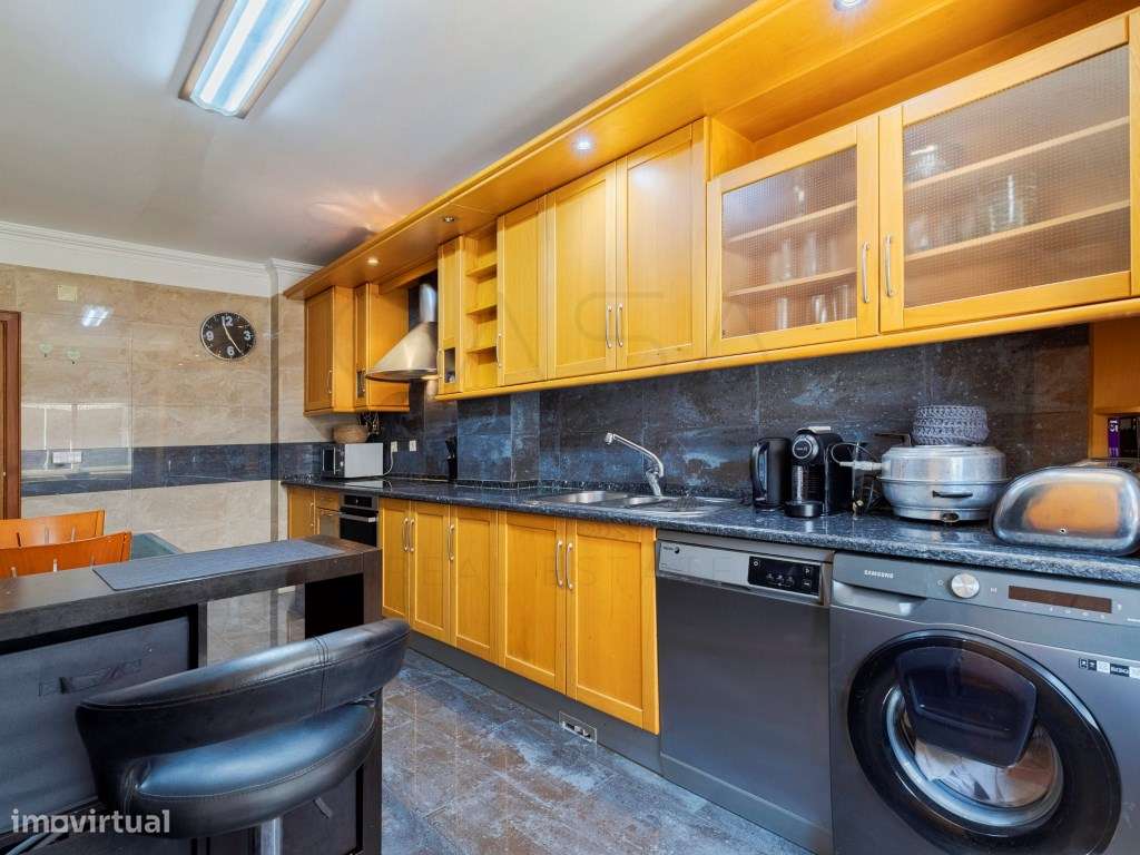 Apartamento com 3 assoalhadas, parqueamento e arrecadação no Bairro...-6