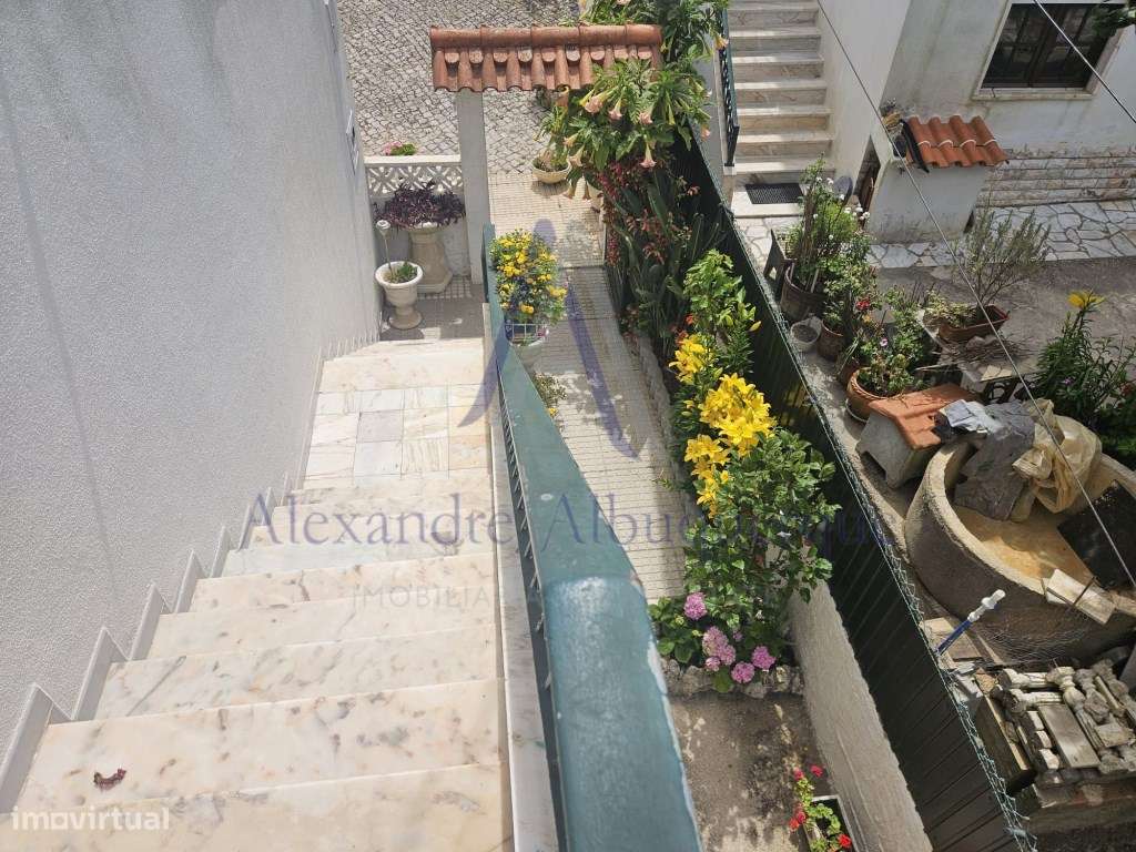 Moradia com anexo e espaço comercial.-40