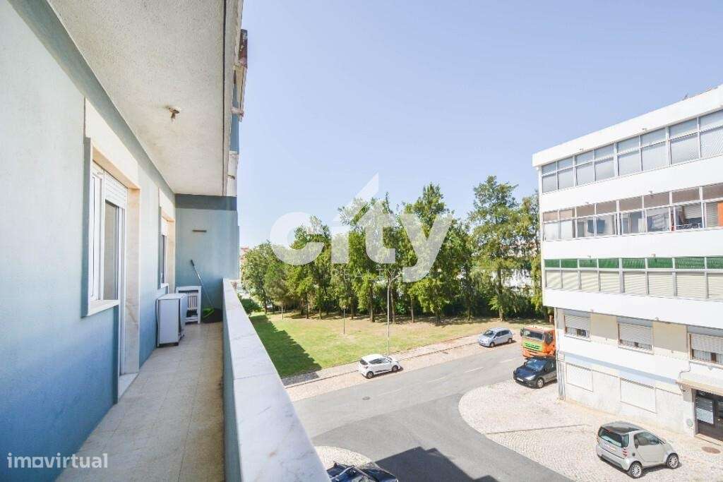 Apartamento T3 localizado em zona central de Massamá junto à Escola Se-26