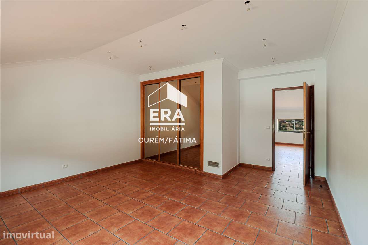 Moradia T5 no Olival, Ourém-42