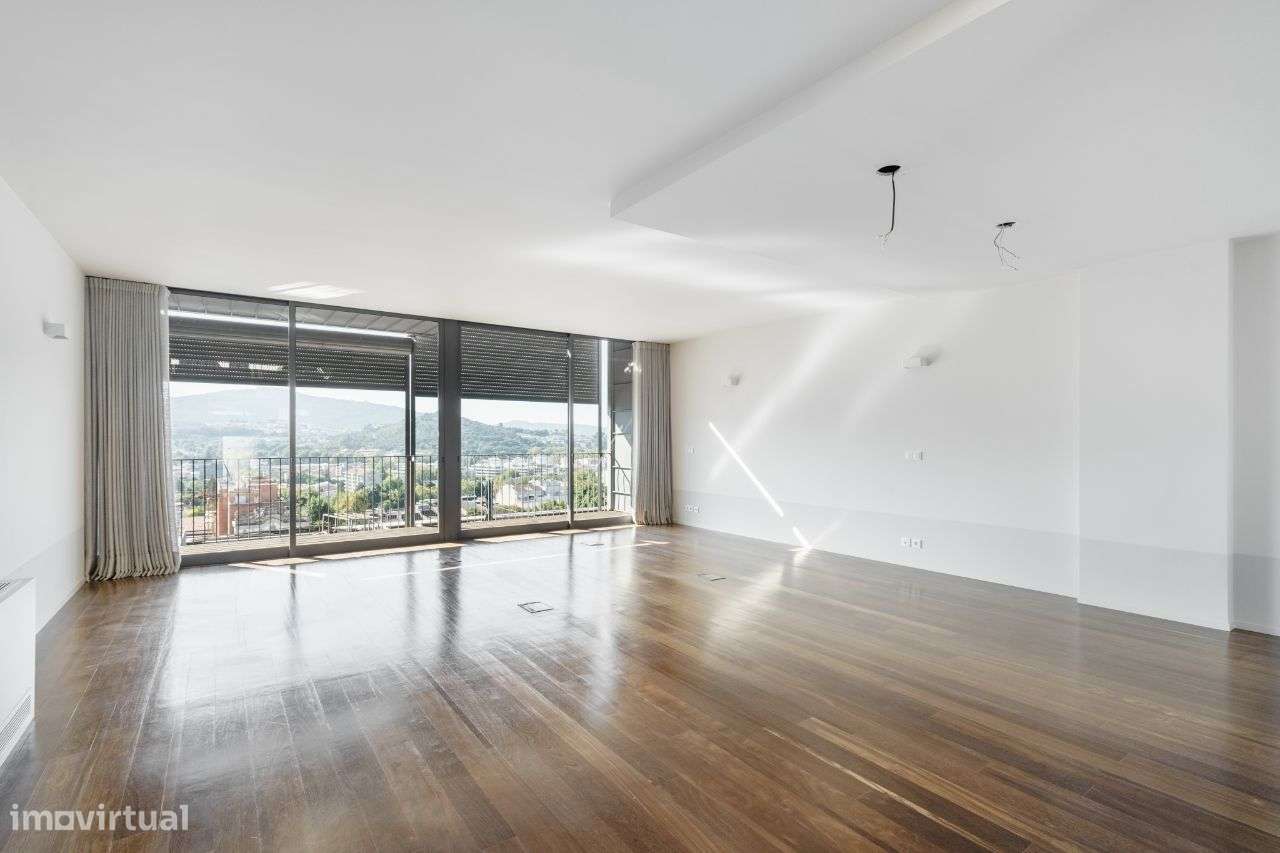 Penthouse Luxuosa com Piscina e Vistas 360º no Coração de Braga-15