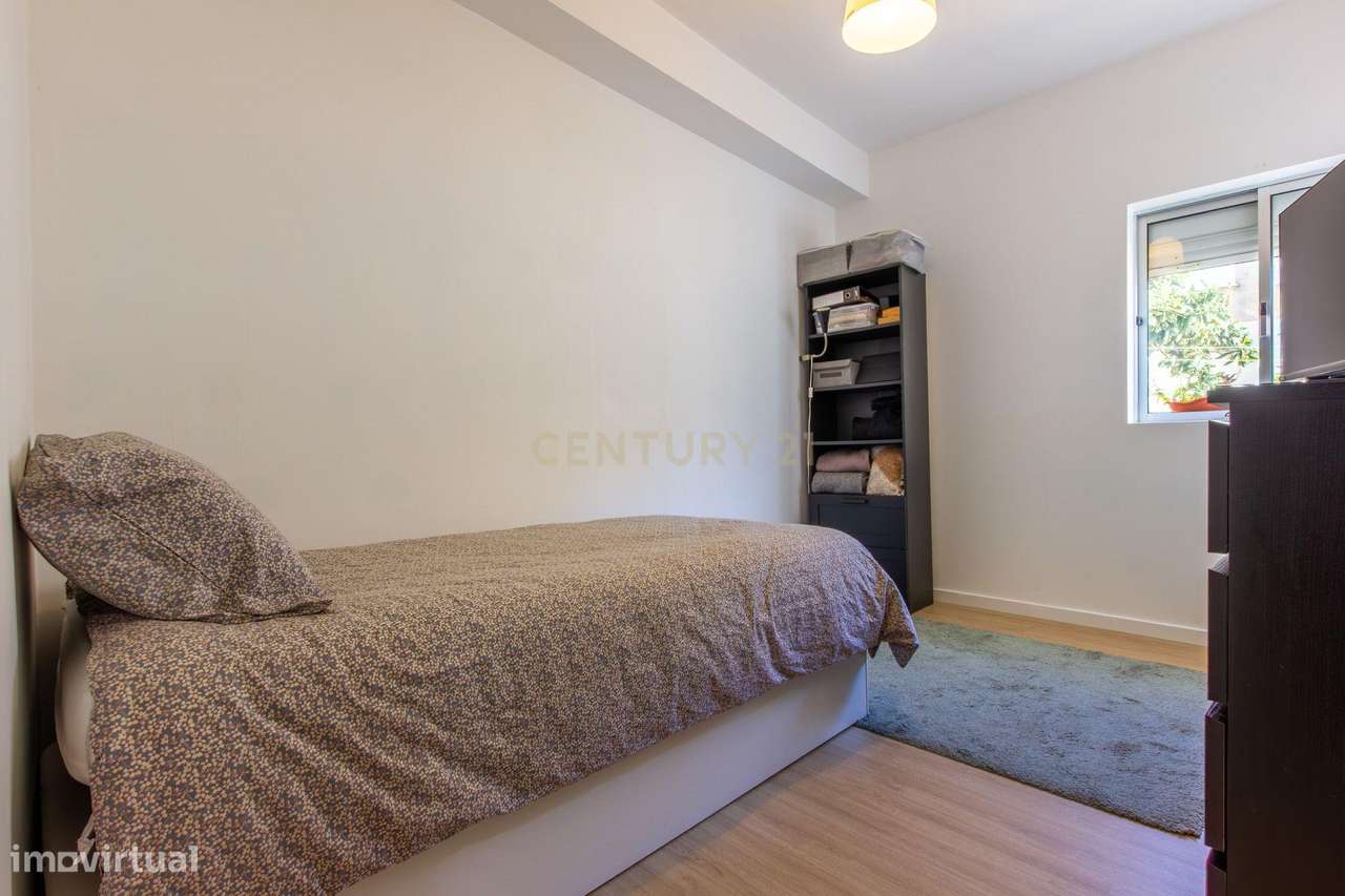 Apartamento renovado com logradouro de aproximadamente 30m2.-9