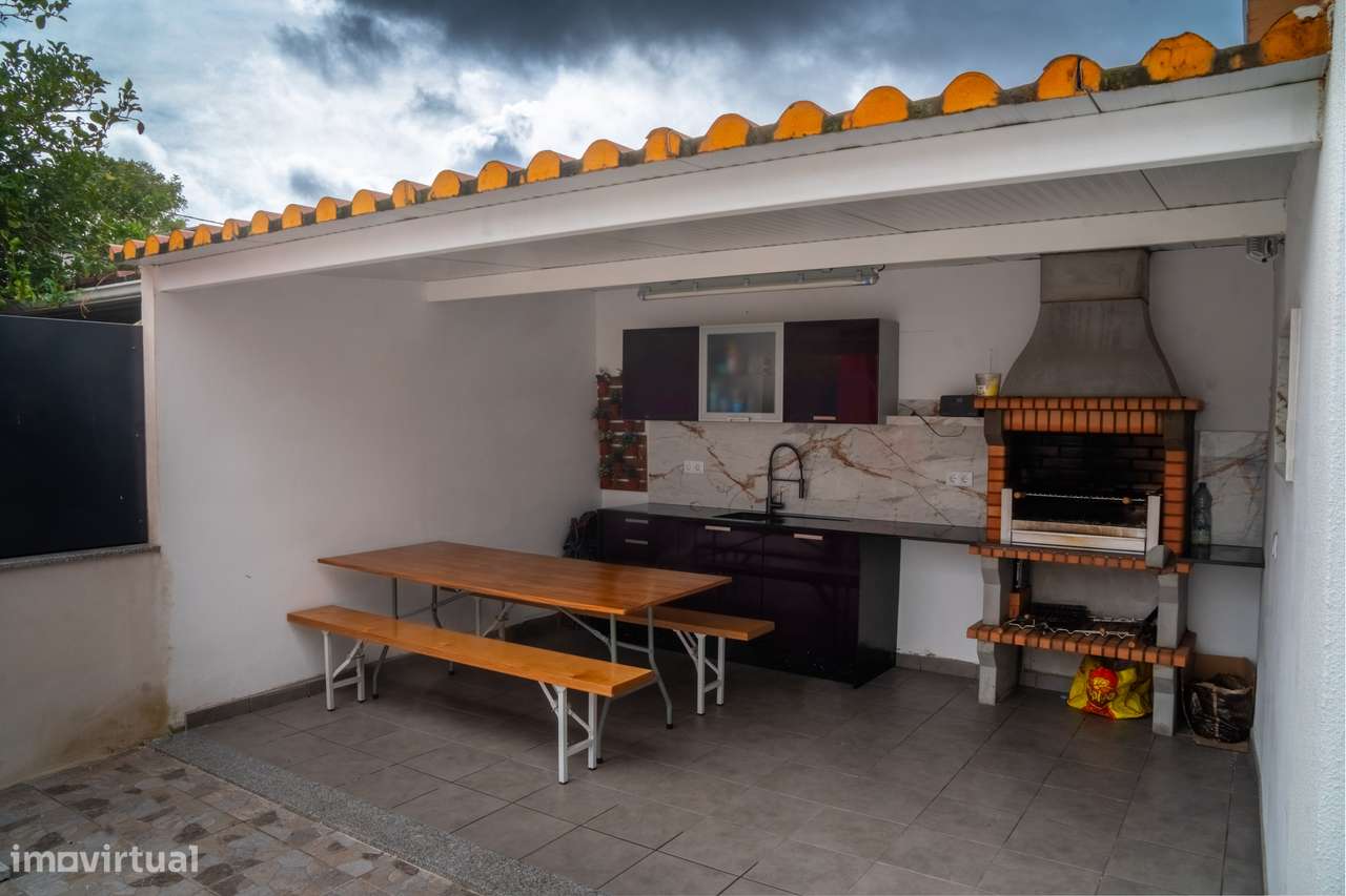 Moradia Remodelada T5 na Quinta do Conde – Pronta a Habitar!-2