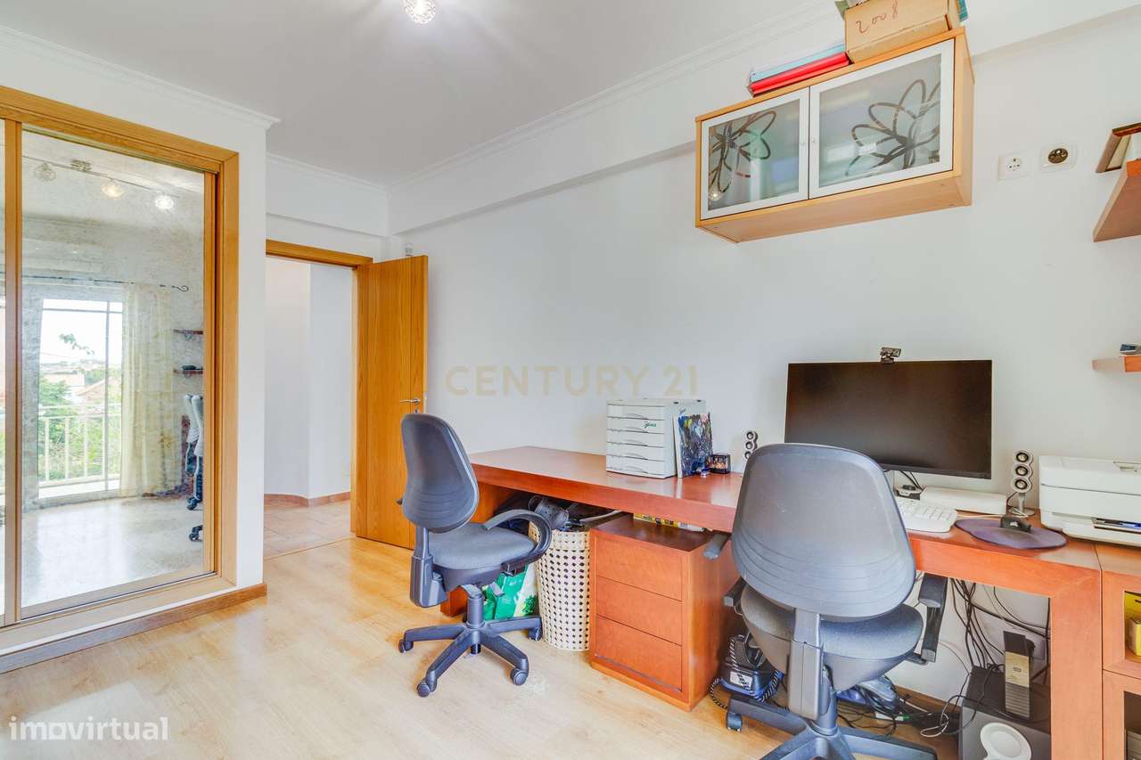 Moradia de Prestígio com 277m² | Garagem | Energia Solar | Feijó, Alma-5