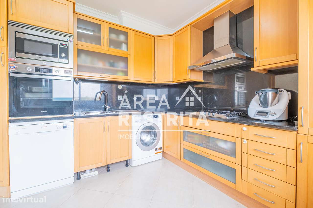 Apartamento T3 com parqueamento e varanda no Parque Luso em Corroios-7