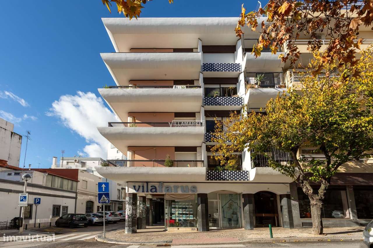 Apartamento T3 inserido no 2º andar de edifício com elevador situado n-26