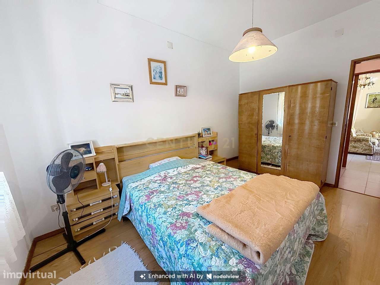 Moradia Espaçosa com 5 Quartos, Garagem Dupla e Vistas Deslumbrantes s-42