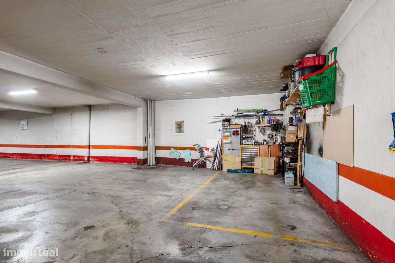 Apartamento T2 Remodelado c/ Lugar de Estacionamento em Mem Martins, S-34