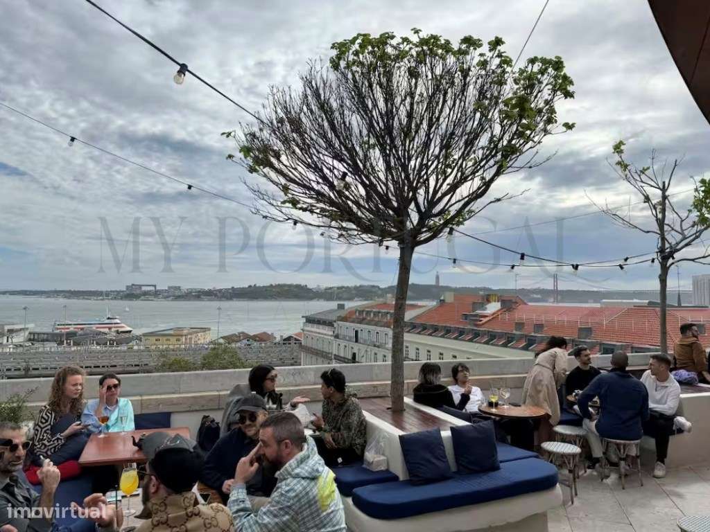 Refúgio de Design e Luz na Praça Dom Luís I - Onde o Rio encontra a...-27